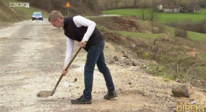 Umjesto da ide u školu, Enes (15) popravlja rupe na državoj cesti: : “ŽELJA MI JE KUPITI TRAKTOR”