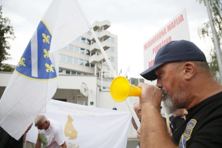 Počeli protesti ispred OHR-a, građani blokirali saobraćaj (FOTO)