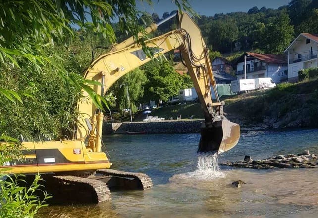Mještani Gornjeg Šehera/Srpskih Toplica zaustavili bager koji je kopao na Vrbasu (FOTO)