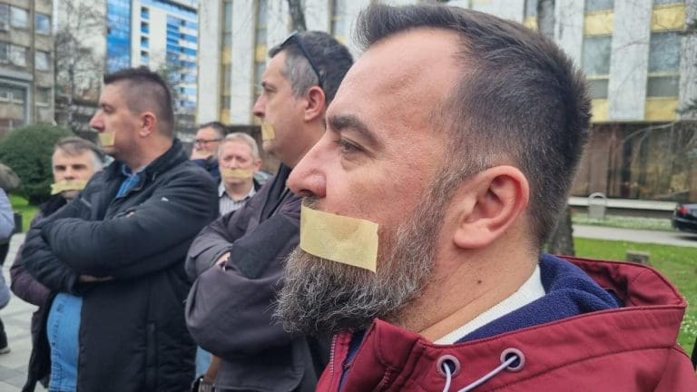 Novinari ispred Narodne skupštine RS poslali snažnu poruku narodnim poslanicima