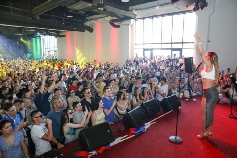 Žurke za maturante u prostorijama SNSD-a: Besplatno se toči alkohol, obratio se i Đajić!