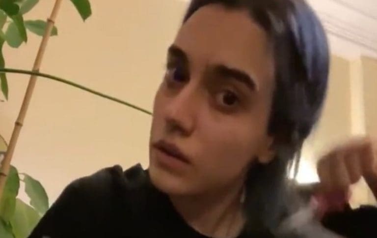 VIDEO Nakon smrti djevojke u teheranskom zatvoru, Iranke masovno pale hidžabe i režu kosu