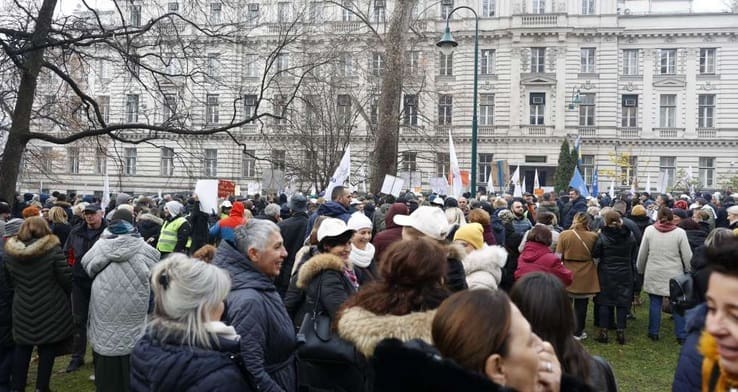Protest radnika javnih službi i preduzeća ispred Vlade KS