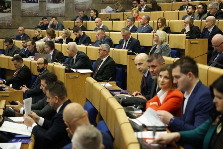 Prekinuta sjednica: Federalni zastupnici usvajanje budžeta pretvorili u cirkus