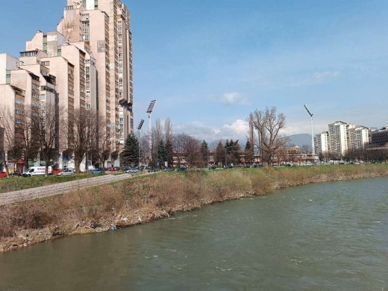 Nesrećna Zeničanka pala sa prozora stana, životno ugrožena