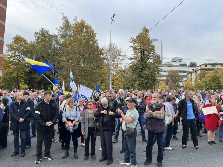 Počeli protesti ispred OHR-a : Građani nezadovoljni odlukama Kristijana Šmita