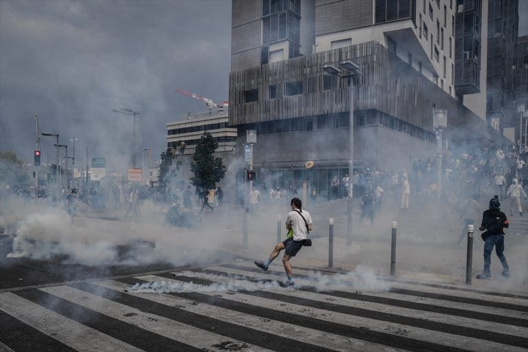 Francusku potresaju neredi, Macron razmišlja o blokadi društvenih mreža