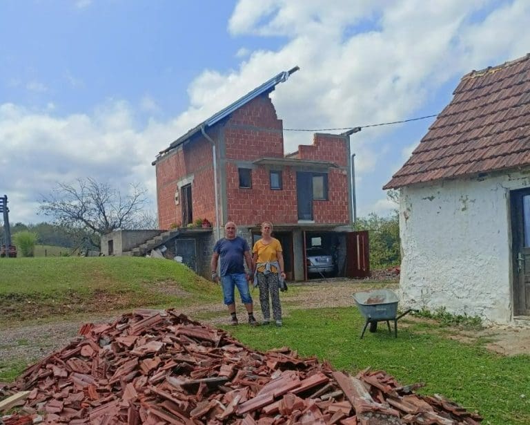 Porodicu Ajder iz Gradiške koji su u oluji ostali bez krova primio komšija, ostali pokrenuli apel za pomoć