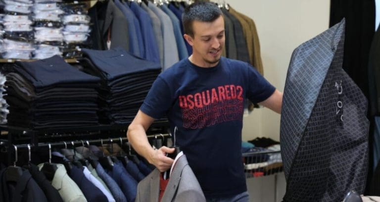 Mladi trgovac iz Banjaluke maturantima poklanja odijela i pomaže ugroženim porodicama!