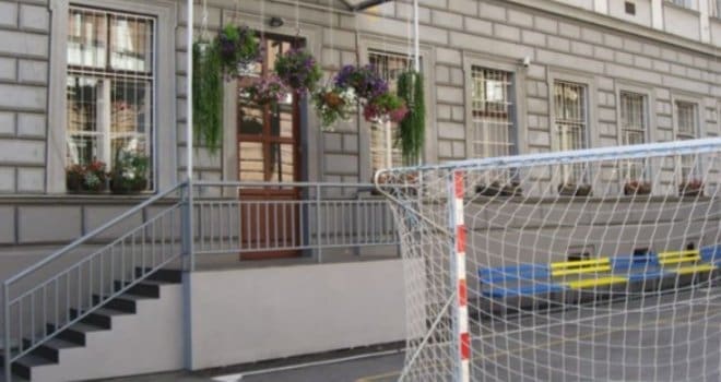 INCIDENT Direktor udario 11-godišnjaka u školskom dvorištu
