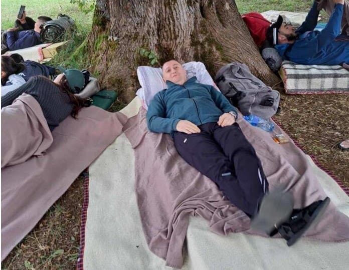 Pobjednik u ležanju upao u redakciju Dana i lomio inventar nezadovoljan naslovom