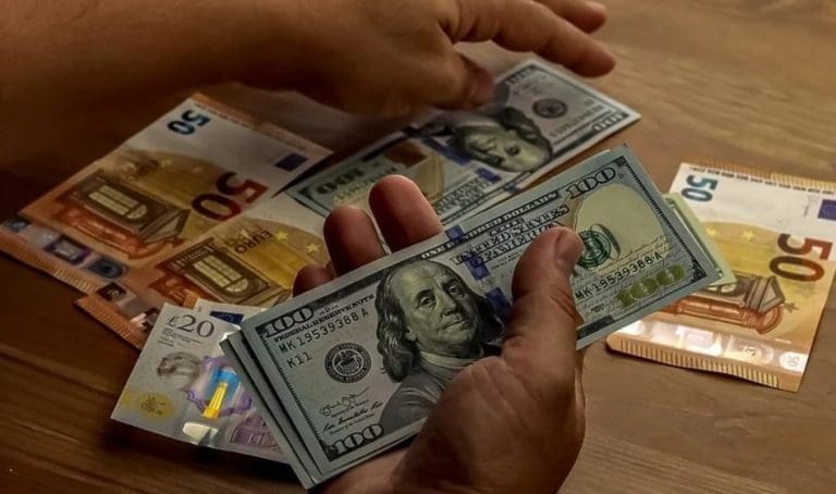 Evropska valuta u velikim problemima: Euro pao ispod dolara, a padaće i dalje