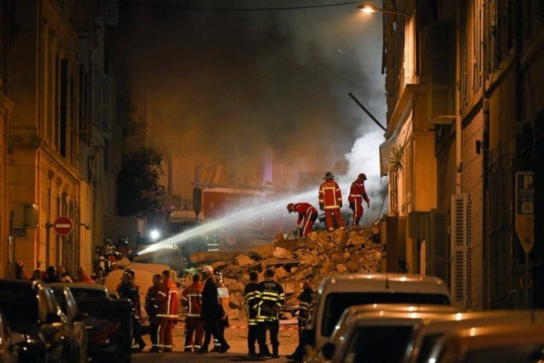 Srušila se zgrada u Francuskoj, izbio požar. Traje potraga za žrtvama
