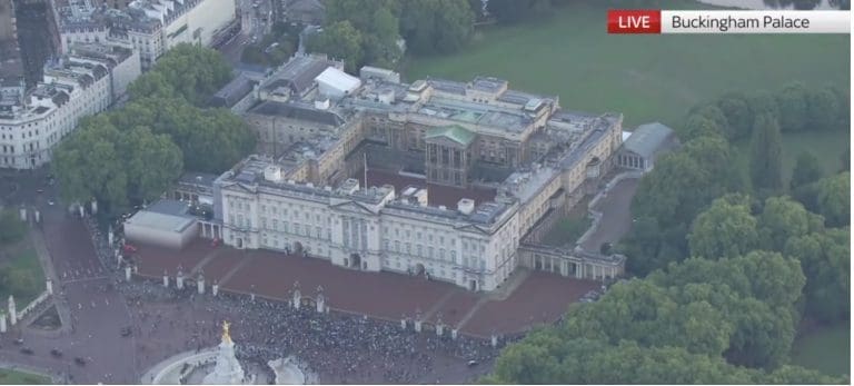 Britanci se okupljaju ispred Buckignhamske palače u znak poštovanja prema kraljici Elizabeti