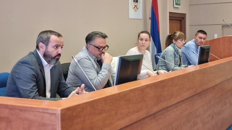 Počeo sastanak u NS RS: Novinari traže povlačenje Nacrta zakona o kleveti