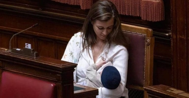 Prva žena koja je dojila bebu u italijanskom parlamentu, dobila ogroman aplauz