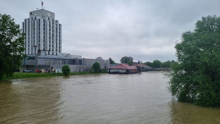 Prijedor u pripravnosti, upozorenje na nove padavine: Pogledajte fotografije nabujale Sane