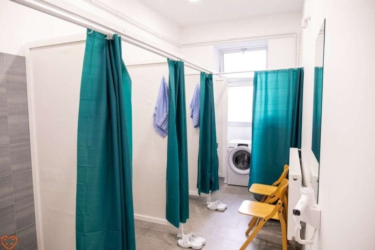 Udruženje Pomozi.ba otvorilo prvo javno kupatilo za ljude u potrebi u Sarajevu