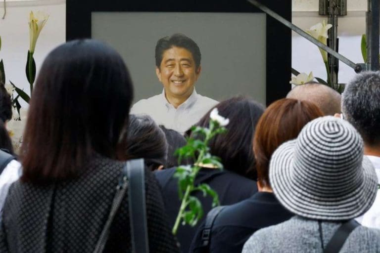Građani odaju posljednju počast bivšem japanskom premijeru Shinzo Abeu uoči današnje sahrane