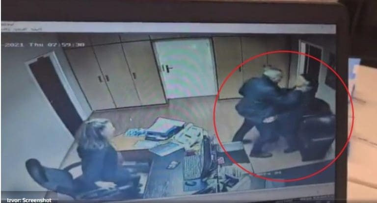 Direktor Zavoda napada i hvata za vrat uplašenu radnicu (VIDEO)