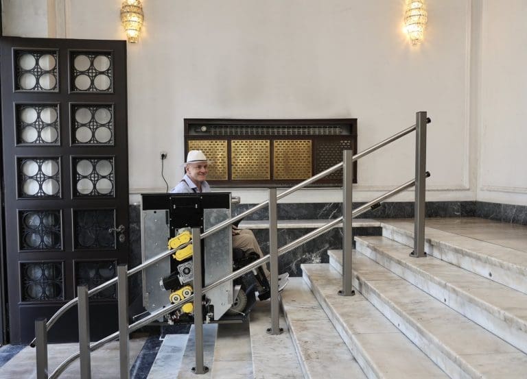 Banski dvor: Realizovana nabavka novog namjenskog lifta za osobe sa invaliditetom
