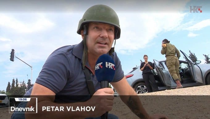 HRT-ov reporter izvještavao iz Izraela sa zemlje, iza njega žene tipkaju na mobilni: ‘Naš junački reporter‘