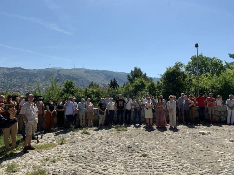 Protesti na Partizanskom groblju, stigli i antifašisti Hrvatske: “Pucanj u BiH”
