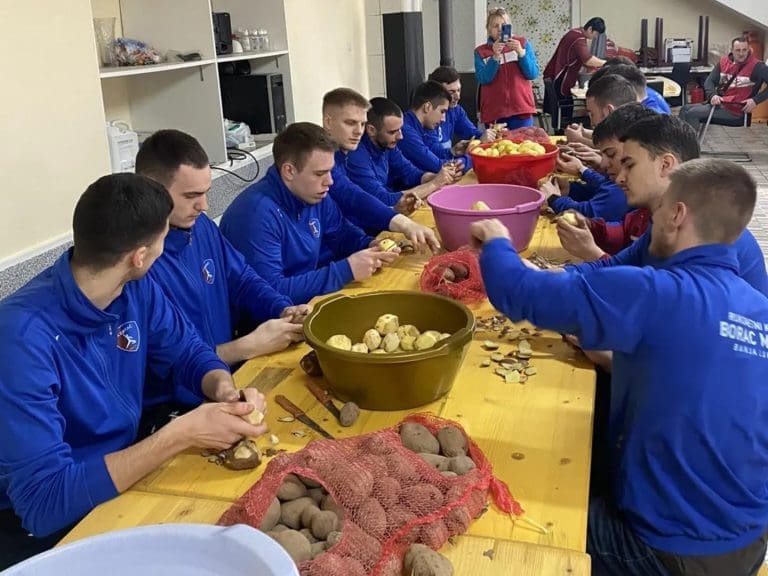Rukometaši Borca pripremili 700 obroka u javnoj kuhinji