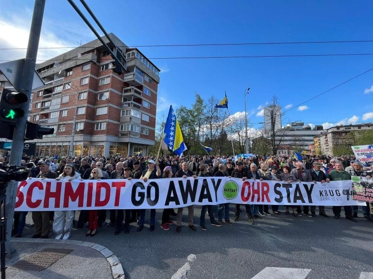 Protesti pred OHR-om: Poteze visokog predstavnika okupljeni smatraju fašizmom (FOTO)