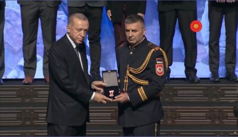 Priznanje i za spasioce iz RS: Erdogan uručio zahvalnicu Milanu Novitoviću