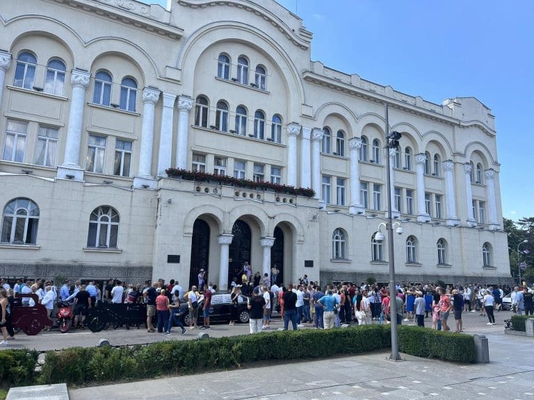Nezadovoljni mještani Donjih Kola opet pred Gradskom upravom: Mi moramo praviti proteste da dobijemo vodu