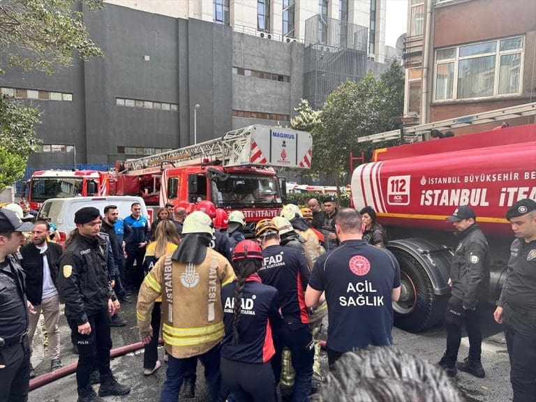 Stravičan požar u centru Istanbula, zapalio se noćni klub (VIDEO)