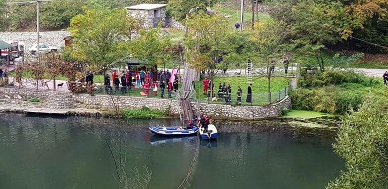 Pukao viseći most u Ovčar Banji, putnici propali: Na licu mesta tri ekipe Hitne pomoći