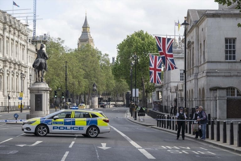 Uhapšena jedna osoba: Automobil udario u kapije Downing Streeta u Londonu