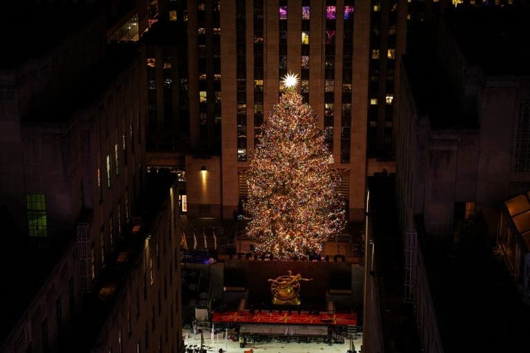 New York: Na Rockefeller centru upaljeno najspektakularnija jelka na svijetu (FOTO)