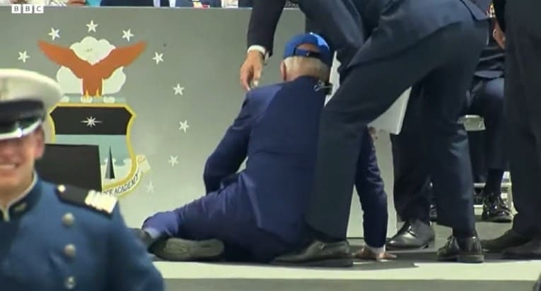 Biden pao na bini tokom ceremonije dodjele diploma