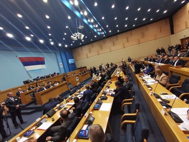 “Vjerovatno ćete čuti da Rusija štiti ljude od nacizma. Ovo su nečuvene laži”: Zajednička izjava ambasadora EU i SAD povodom posebne sjednice NSRS