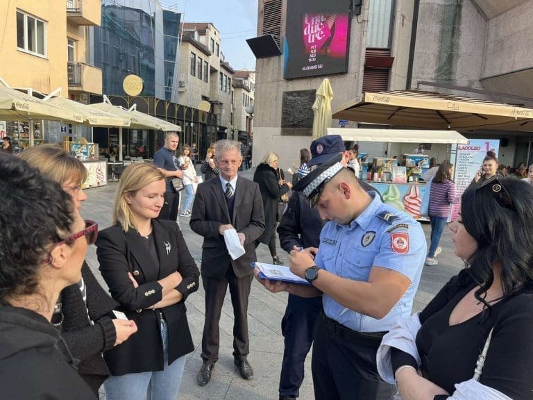 U 20 gradova širom BiH održani skupovi protiv nasilja nad ženama: Policija jedino u Banjaluci popisivala učesnike