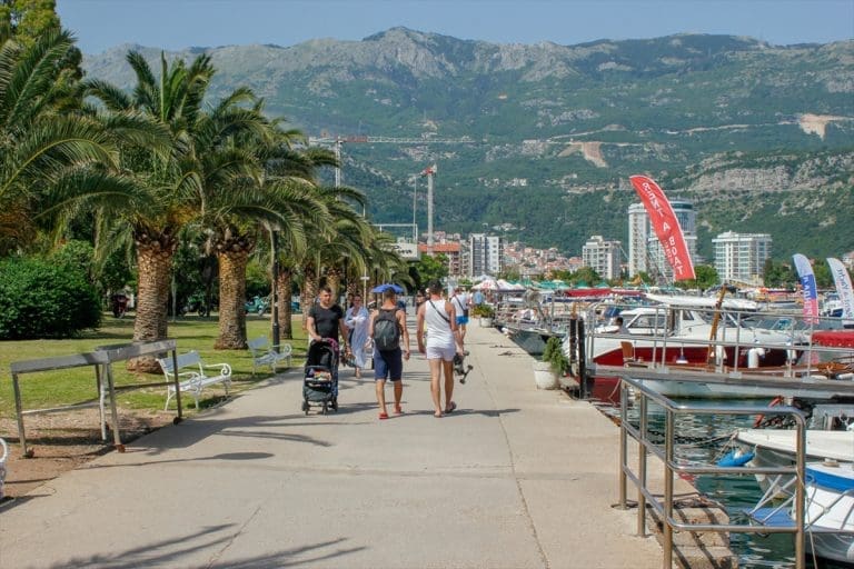 Za hodanje u kupaćem kostimu ulicama ovog crnogorskog grada kazna 200 eura