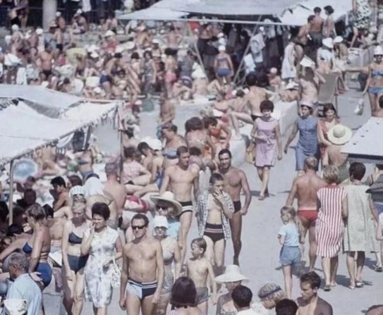 Ova će vas fotografija oduševiti, a one malo starije vratiti u neka ljepša vremena: 70-e su godine prošlog stoljeća, plaža je puna, a svima u oko upada jedna stvar