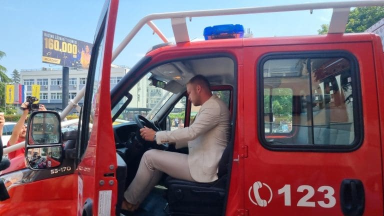 Stanivuković u vatrogasnom vozilu najavio nove proteste za večeras, poziva ljude da mu se pridruže