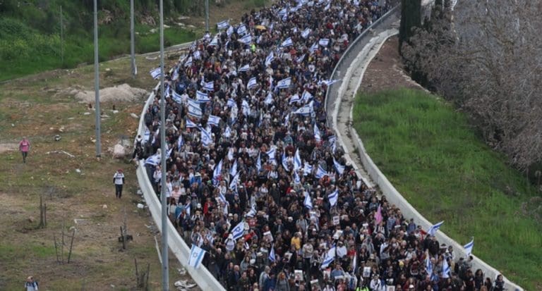 Hiljade Izraelaca autoputem umarširalo u Jeruzalem. Došli do Netanyahuove rezidencije