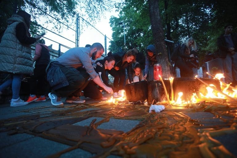 Brojni građani Beograda paljenjem svijeća odali počast ubijenim učenicima (FOTO)