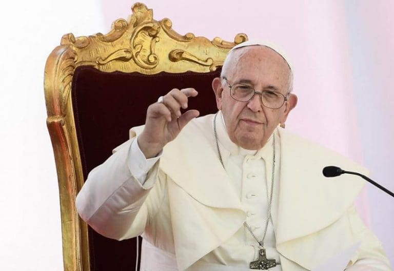 Papa Franjo: “Žene su dar. Bog nije stvorio muškarca i dao mu psića za igranje. Stvorio je ženu”