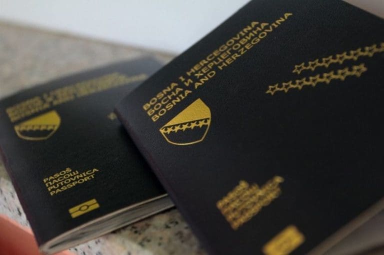 Usvojen Zakon u RS: Roditelju koji ne plaća alimentaciju biće oduzet pasoš
