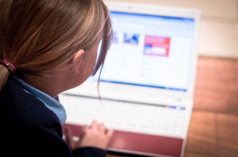 Kako kontrolisati šta djeca rade na internetu – ne treba biti isljednik nego istraživač