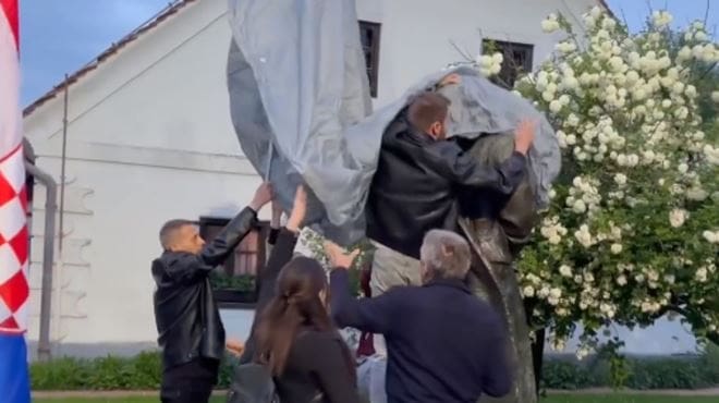 Kumrovec: Članovi Domovinskog pokreta ceradom prekrili Titov kip