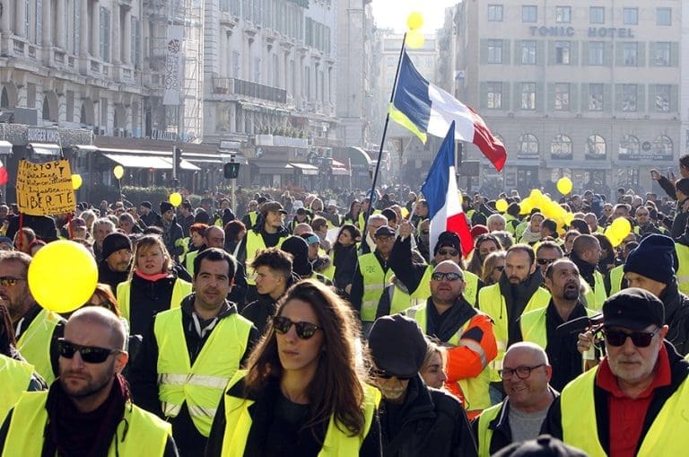Prvomajski protesti u Francuskoj: Povrijeđeni policajci, više osoba uhapšeno