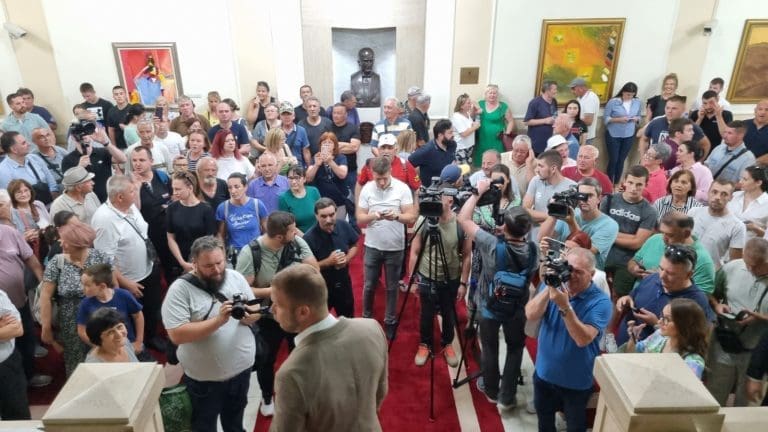 Haos u Banjaluci: Stanivuković uveo narod u Gradsku upravu (FOTO)