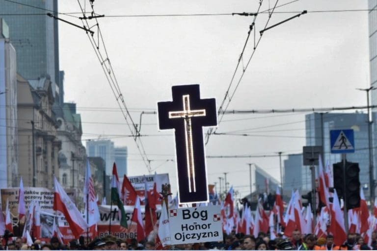 U Varšavi desetine hiljada pristalica krajnje desnice skandirale parole protiv Evropske unije